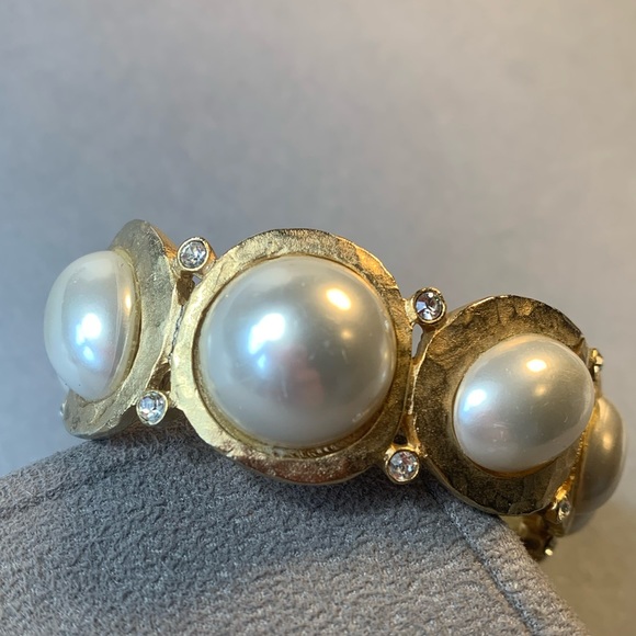 KJL Rare Faux Pearl Hammered Gold Crystal Hinged Bracelet - Picture 11 of 14
